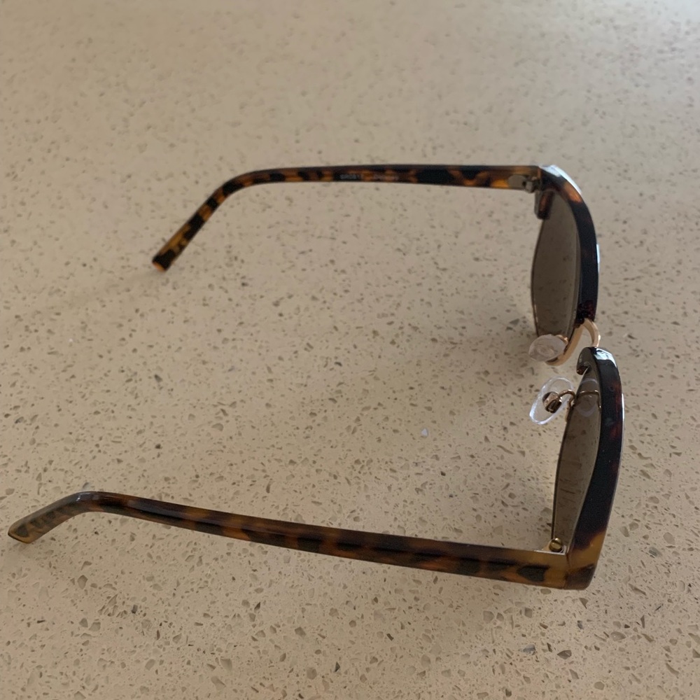 Tortoise shell glasses. - Picture 3 of 3